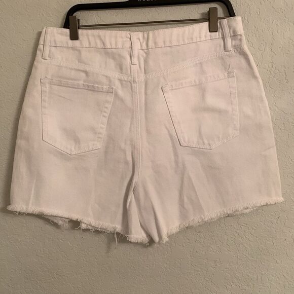 NWT Ymi  Mom Fit White Distressed Denim Shorts Button Closure Size 13/31 - Picture 2 of 9